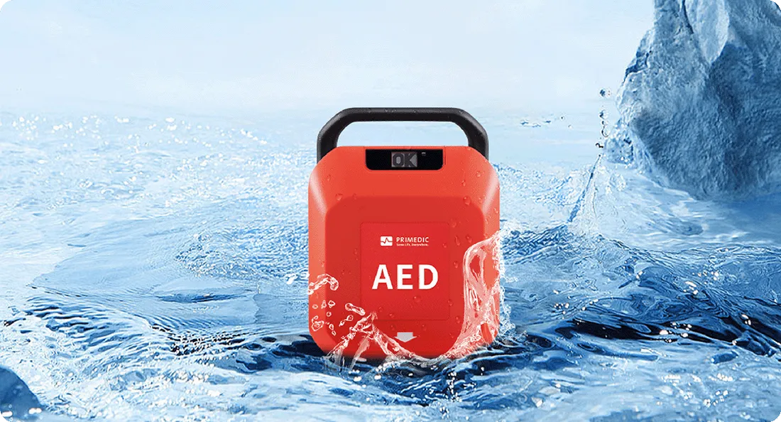 PRIMEDIC HeartSave Y mit Wasserspritzern – Schutzart IP55
